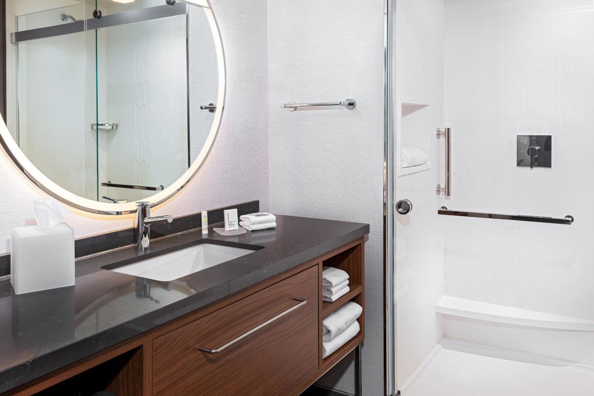 Courtyard By Marriott Atlanta Midtown Hotel Екстериор снимка