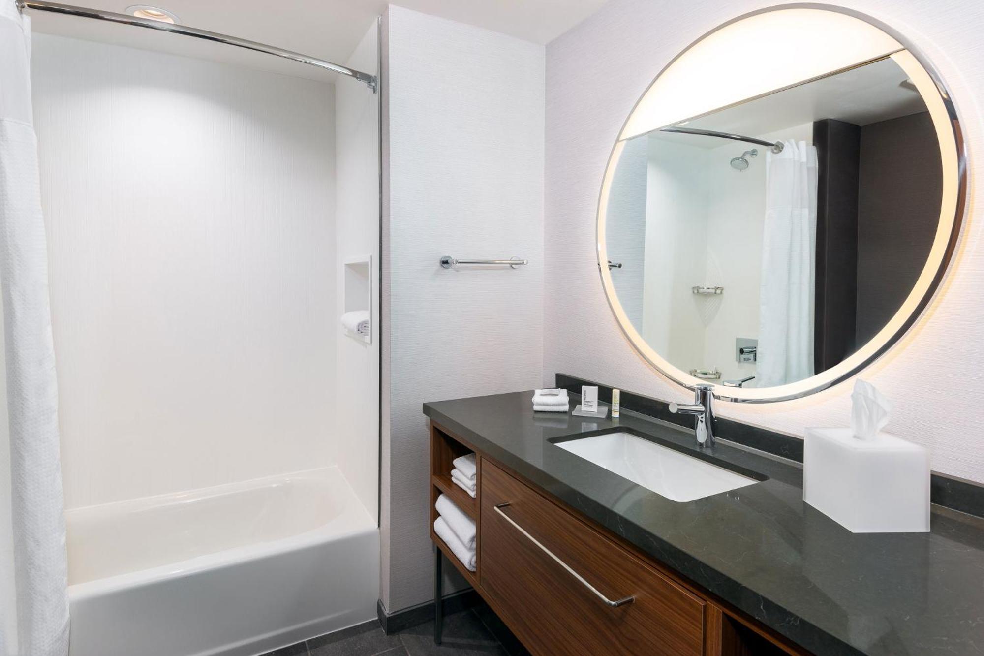 Courtyard By Marriott Atlanta Midtown Hotel Екстериор снимка