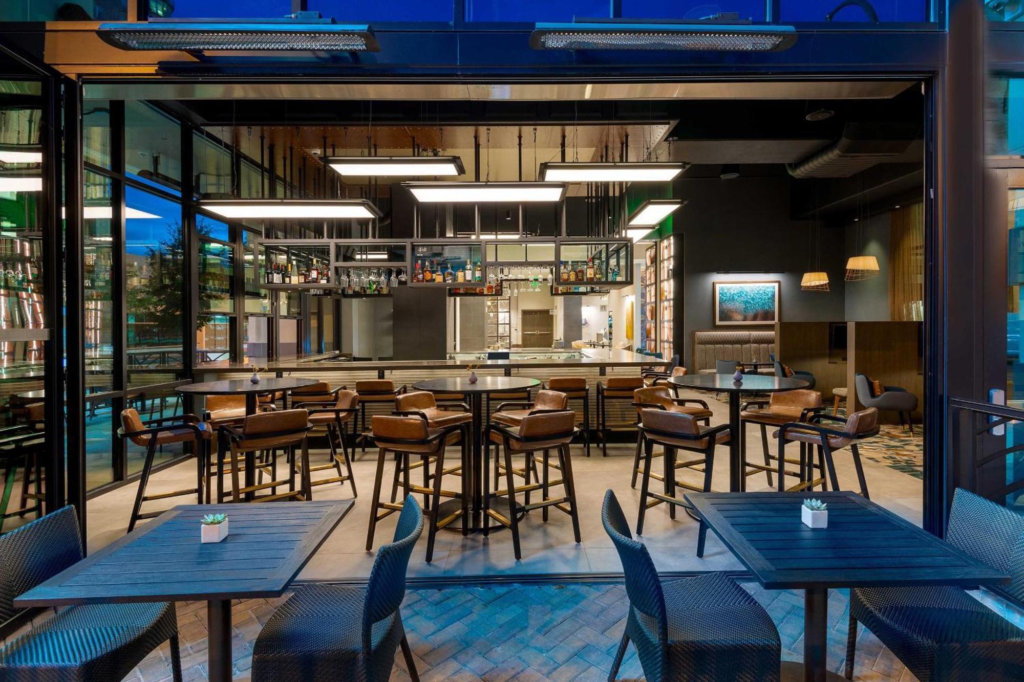 Courtyard By Marriott Atlanta Midtown Hotel Екстериор снимка