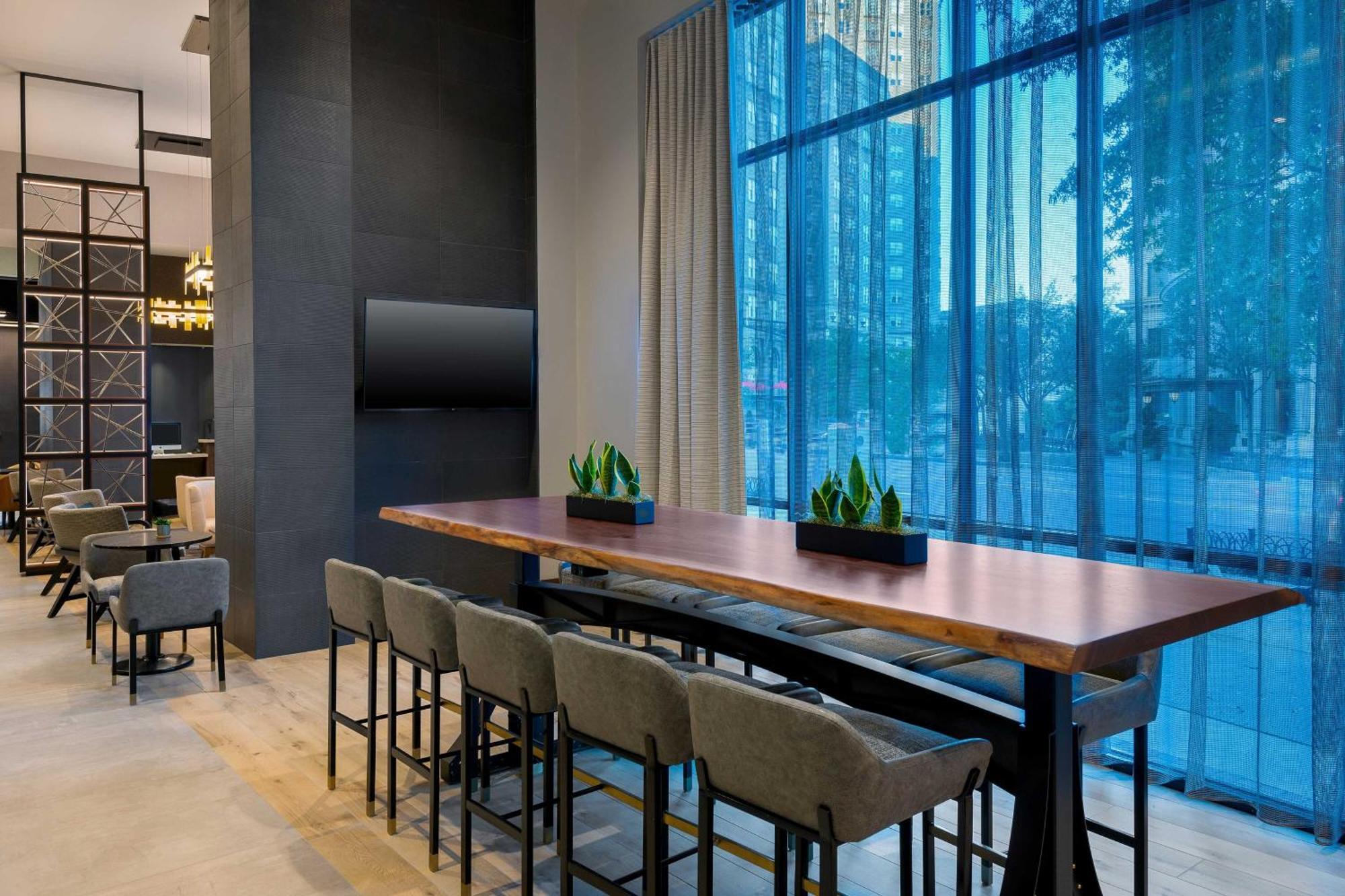 Courtyard By Marriott Atlanta Midtown Hotel Екстериор снимка